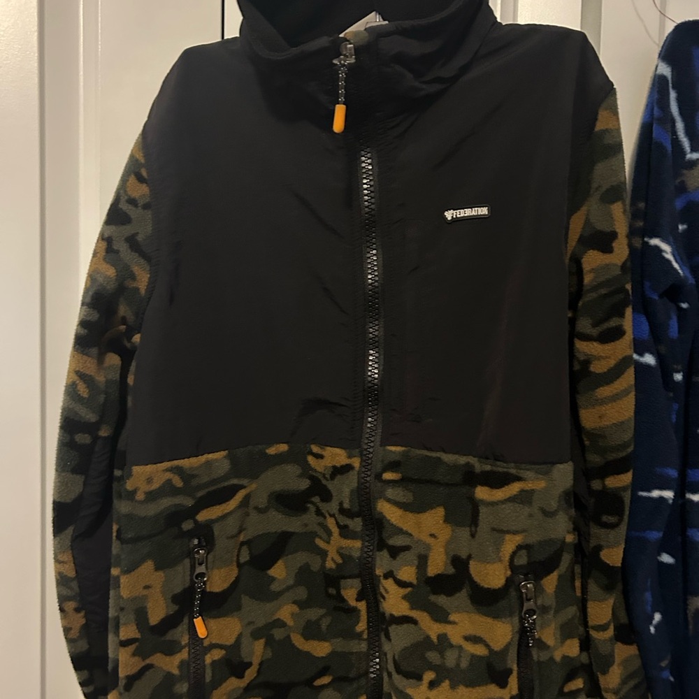 2 light pullover warm big boys size 10-11camo and Blue Patterned Fleece Jackets